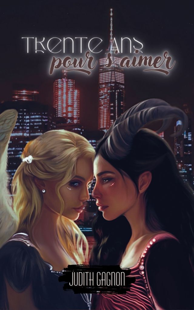 Couverture du romance "Trente ans pour s'aimer" de Judith Gagnon. Deux femmes à l'avant scène avec une photo d'une ville à l'arrière-plan. La femme de gauche a des ailes d'ange, les cheveux blond. Elle est face à l'autre femme, cheveux noirs avec de longues cornes lui sortant du front.